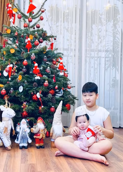 Bảo Thanh từng tâm sự, một ngày cô phải chia thời gian ra cho hai con. "Em bé xíu thì cả nhà cùng chăm sóc là đúng rồi, nhưng kể cả với anh lớn thì mẹ cũng chưa để anh phải tủi thân lúc nào. Khó phết không phải chuyện đùa, 24 tiếng là không đủ", cô chia sẻ.