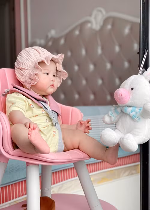 Bé NaNu là con gái thứ hai của diễn viên Bảo Thanh và ông xã Đức Thắng.