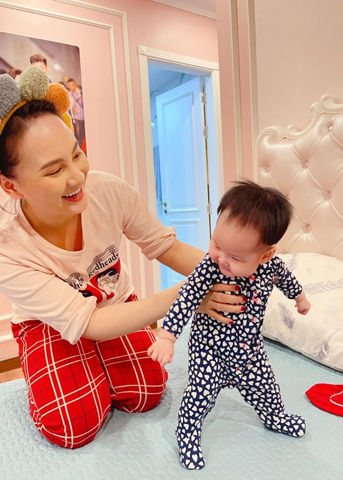 Bảo Thanh thường chú thích hài hước cho ảnh con gái. "Mẹ buông tay ra xem nào", nữ diễn viên viết khi khoe ảnh tập cho con gái đứng.