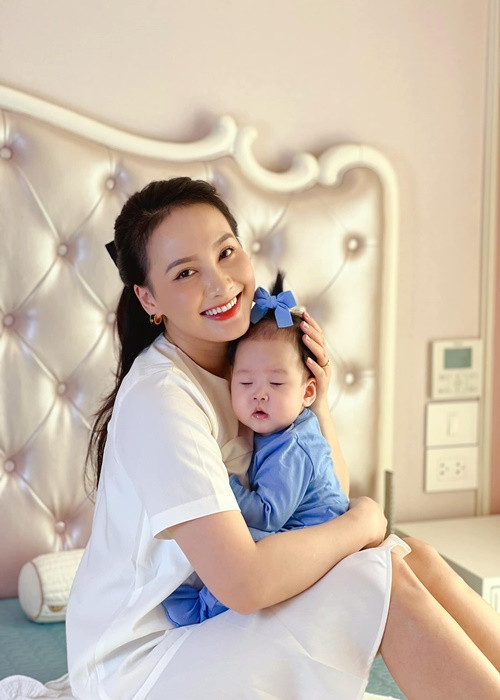 Nhiều người cho rằng vì có kinh nghiệm chăm sóc con trai đầu lòng, Bảo Thanh nuôi bé NaNu rất "mát tay".