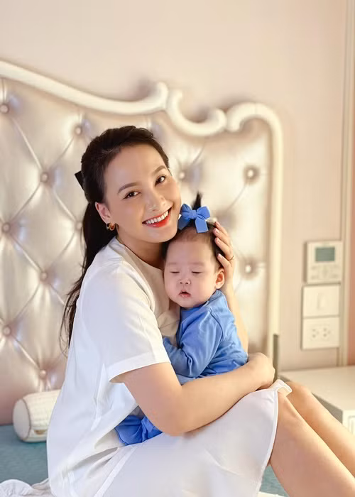 Nhiều người cho rằng vì có kinh nghiệm chăm sóc con trai đầu lòng, Bảo Thanh nuôi bé NaNu rất "mát tay".