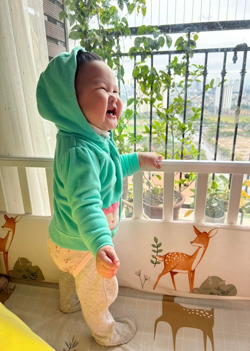 Bé NaNu rất hay cười. Nhiều người nhận xét, cô nhóc có nụ cười giống hệt mẹ.