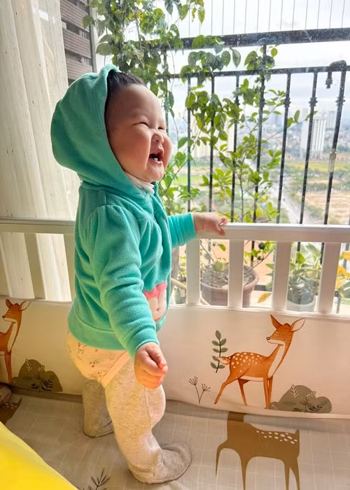 Bé NaNu rất hay cười. Nhiều người nhận xét, cô nhóc có nụ cười giống hệt mẹ.