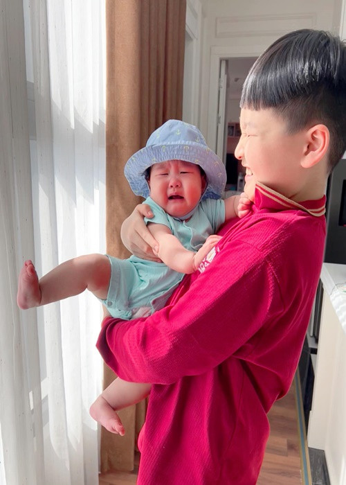 Con gái của Bảo Thanh bỗng òa khóc khi được anh trai bế.