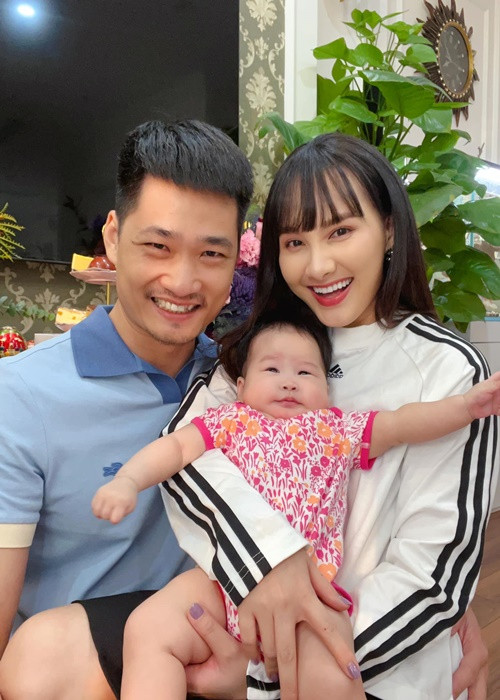 Bé NaNu biểu cảm "khó đỡ" trong tiệc sinh nhật của mẹ.