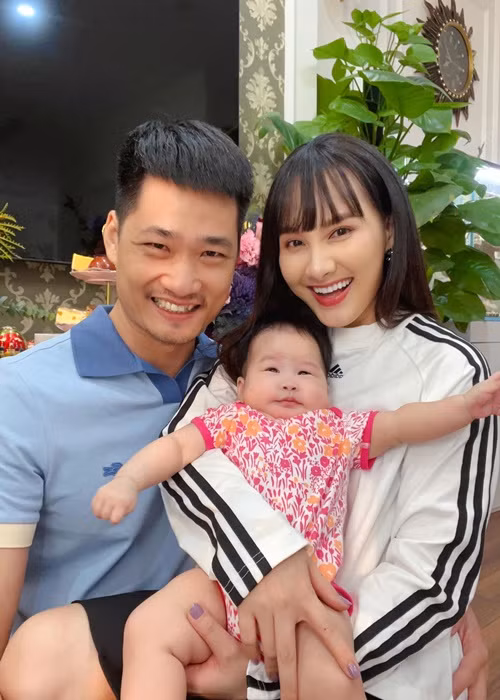 Bé NaNu biểu cảm "khó đỡ" trong tiệc sinh nhật của mẹ.