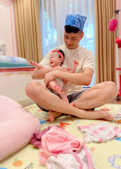 Nhóc tì nhà Bảo Thanh không chịu để bố bế.