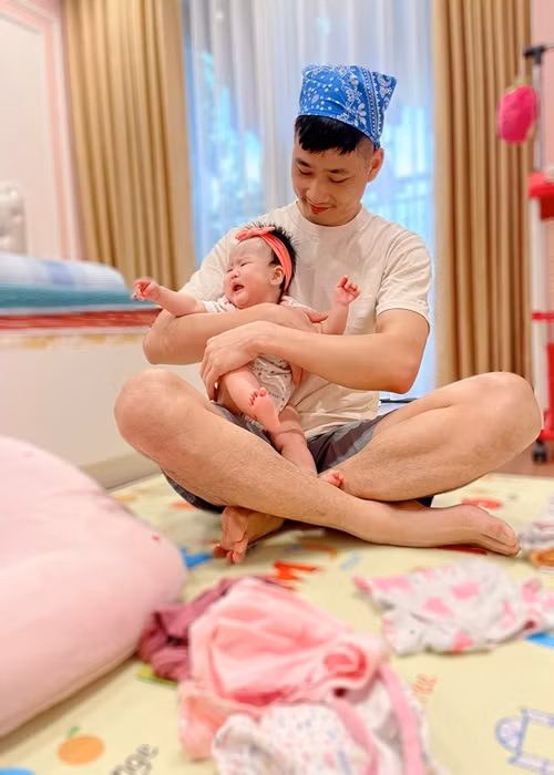 Nhóc tì nhà Bảo Thanh không chịu để bố bế.