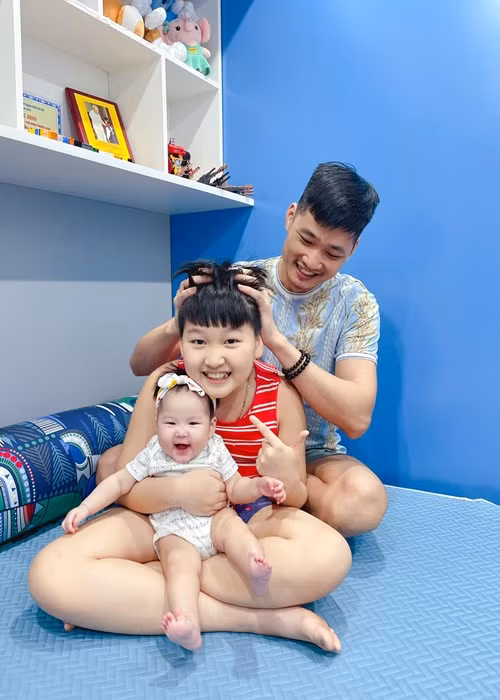 Con trai đầu lòng của Bảo Thanh tỏ ra rất yêu thương, chiều chuộng bé NaNu.