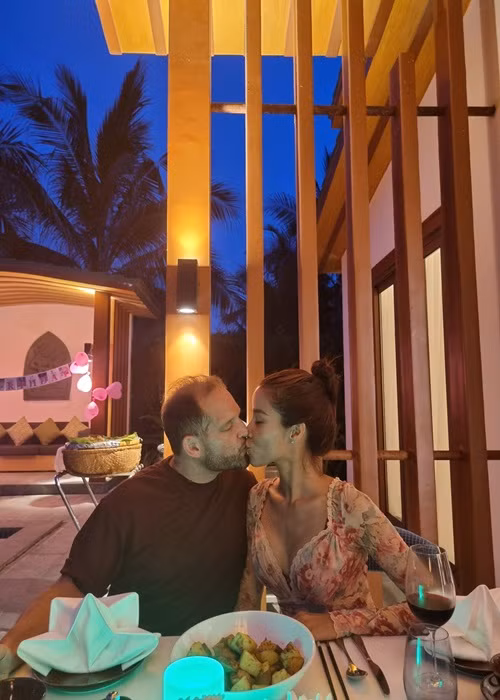 Trong bữa tiệc sinh nhật, vợ chồng Bảo Trúc trao nhau nụ hôn ngọt ngào.