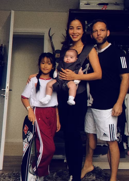 Con gái chung của nữ người mẫu và chồng Tây vô cùng dễ thương.