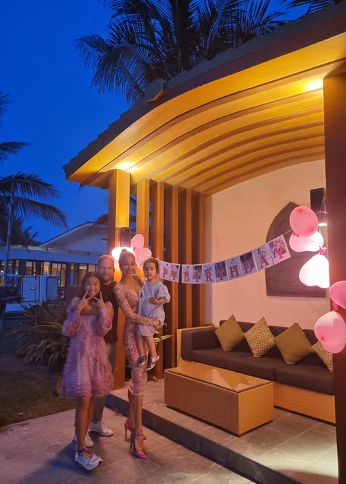 Mới đây, vợ chồng Bảo Trúc đưa hai con gái đi nghỉ dưỡng để mừng sinh nhật ông xã nữ người mẫu.