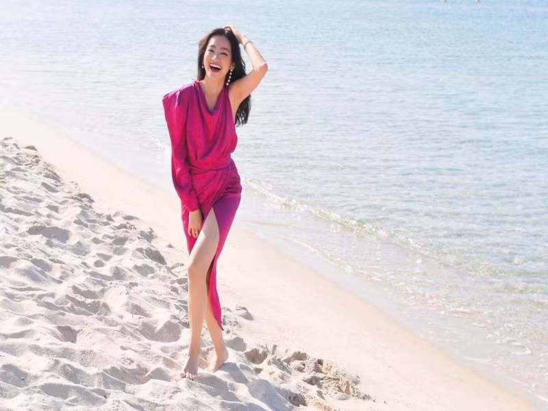 Một nhiếp ảnh gia vừa đăng tải loạt ảnh Trúc Diễm dạo biển ở Cannes. Ảnh: Instagram