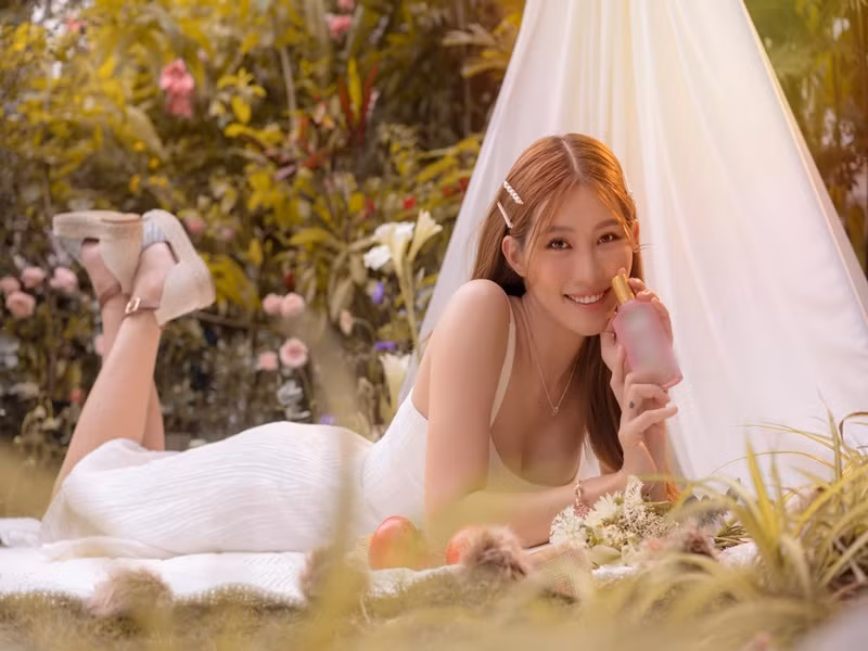 Quỳnh Châu khéo khoe vòng một căng tràn với váy hai dây.