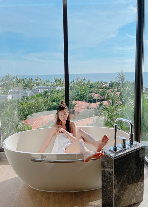 Chân dài sinh năm 1994 không lên tiếng về tin đồn “nâng cấp” vòng một.