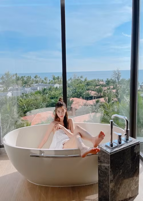 Chân dài sinh năm 1994 không lên tiếng về tin đồn “nâng cấp” vòng một.