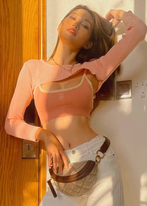 Trong “Bố già”, Quỳnh Châu đảm nhận vai trò trợ lý xinh đẹp của Quắn.