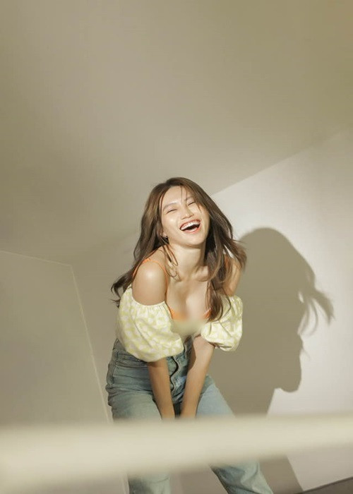 Tình cũ của Quang Hùng theo đuổi phong cách gợi cảm, trẻ trung, cá tính.