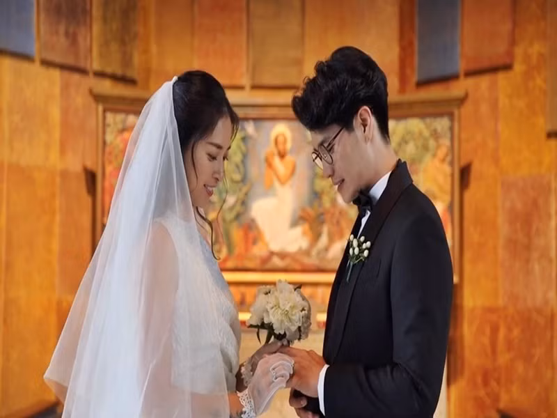 Cặp đôi tổ chức hôn lễ giản dị tại nhà thờ. Ảnh: Dân Việt