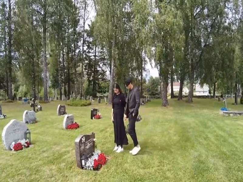 Ngô Thanh Vân từng cùng Huy Trần thăm mộ cha nuôi. Ảnh: Tiền Phong