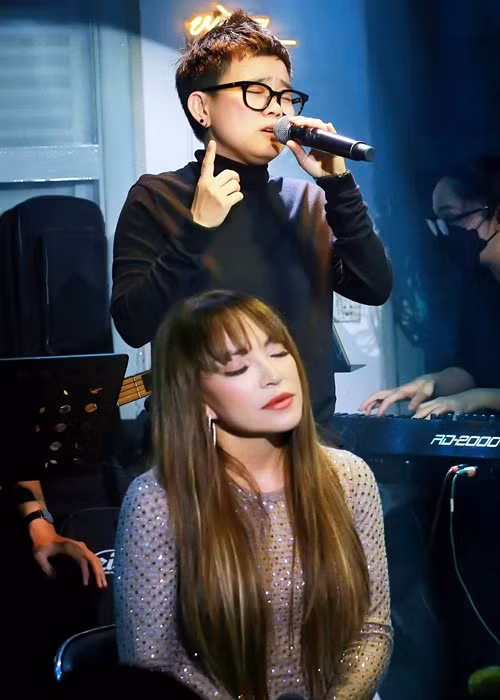 Thanh Hà chuộng lối trang điểm nhẹ nhàng để tăng thêm vẻ tươi trẻ.