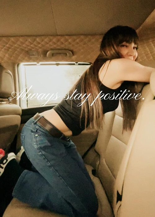 Giảm cân thành công, nữ ca sĩ tự tin diện trang phục croptop khoe eo.