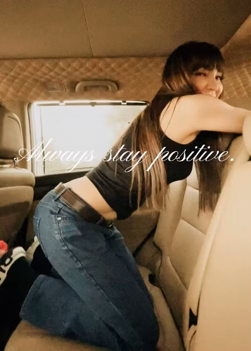 Giảm cân thành công, nữ ca sĩ tự tin diện trang phục croptop khoe eo.