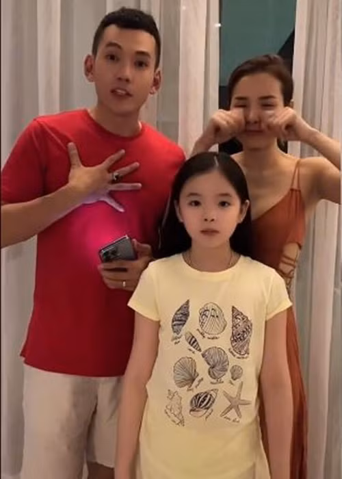 Bé Mia không ngần ngại Lý Bính là ba. Ảnh chụp màn hình