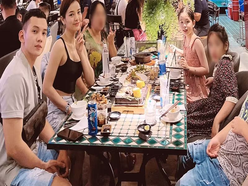 Sau đám cưới, bé Mia liên tục xuất hiện bên bố mẹ. Ảnh: FBNV