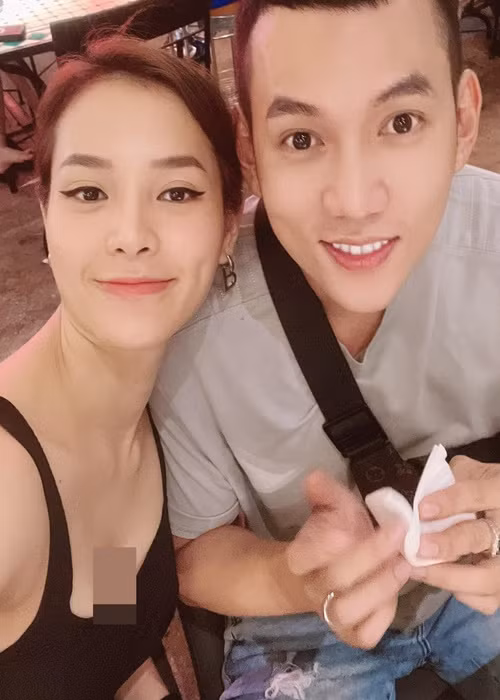 Trong đám cưới với Lý Bình, Phương Trinh lần đầu giới thiệu cô con gái 9 tuổi tên Mia. Ảnh: FBNV