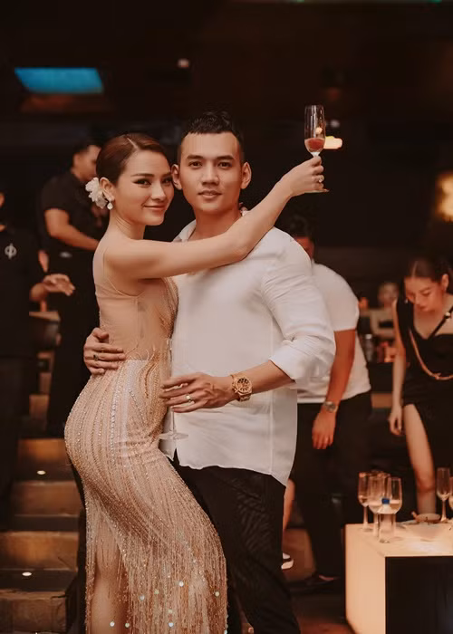 Lý Bình trở thành tâm điểm của dư luận sau đám cưới bởi bị gọi tên giữa tin đồn một sao nam ngoại tình ngay trước hôn lễ. Phía Lý Bình một mực phủ nhận là nhân vật chính. Ảnh: FBNV