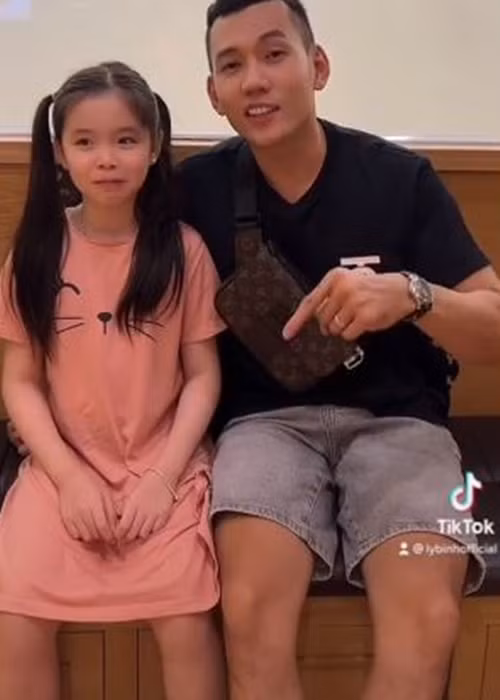 Lý Bình rất thân thiết với con riêng của vợ. Ảnh chụp màn hình