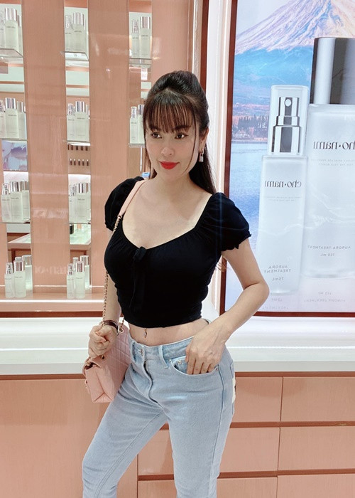 Hoa hậu Quý bà Hòa bình Thế giới 2017 tự tin mặc áo croptop.