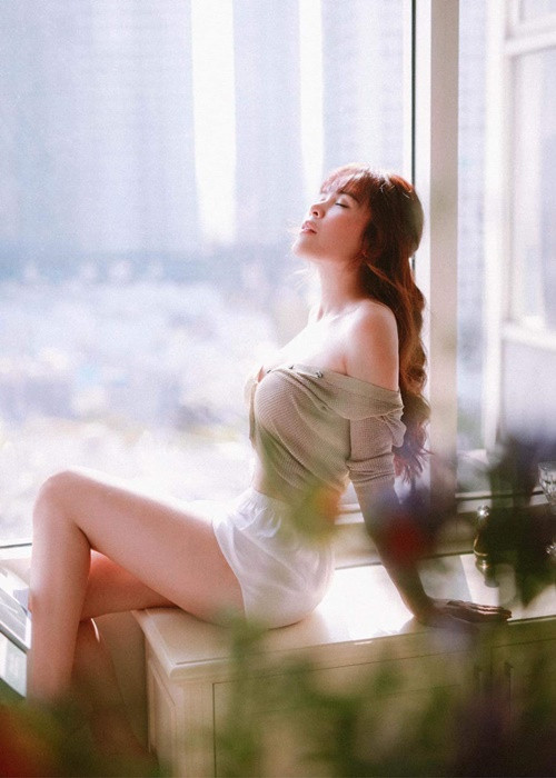 Bà mẹ 3 con lúc trẻ trung gợi cảm, khi lại sang trọng nhưng không kém phần quyến rũ.