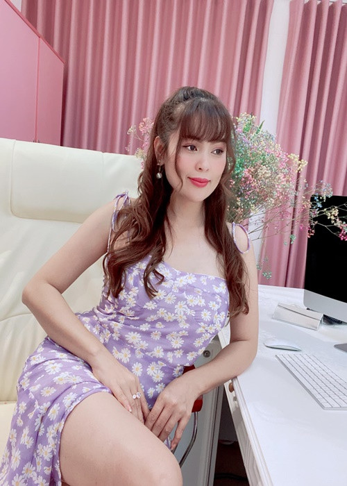 Sau tuyên bố ly hôn, người đẹp chia sẻ trên Dân Trí về vấn đề phân chia tài sản. "Tôi không chia tài sản vì chúng tôi đã công chứng tài sản riêng rõ ràng khi mới kết hôn. Giờ ly hôn không cần chia, của ai người nấy giữ. Tôi cũng không đòi chu cấp vì cả hai đều muốn con được sống tốt. Đó là trách nhiệm và sự tự giác, không cần tính toán", cô nói.