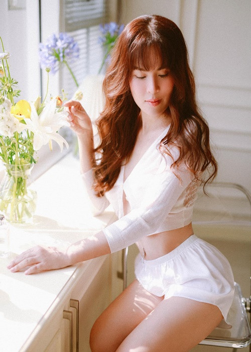 Vòng eo săn chắc chính là ưu điểm vượt trội của Phương Lê khi cô từng sinh đôi.