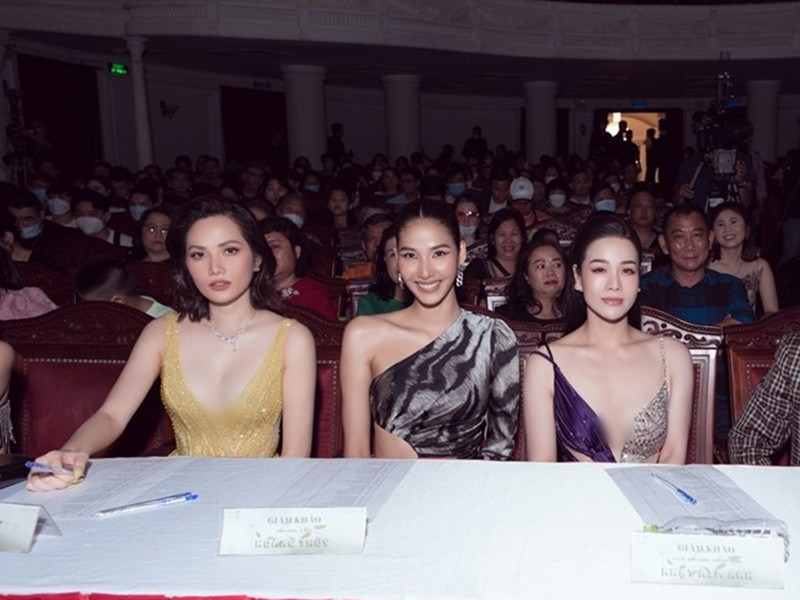 Nữ ca sĩ tự tin đọ vẻ gợi cảm cùng Hoàng Thùy và Diệu Linh khi chấm thi nhan sắc. Ảnh: Lao động