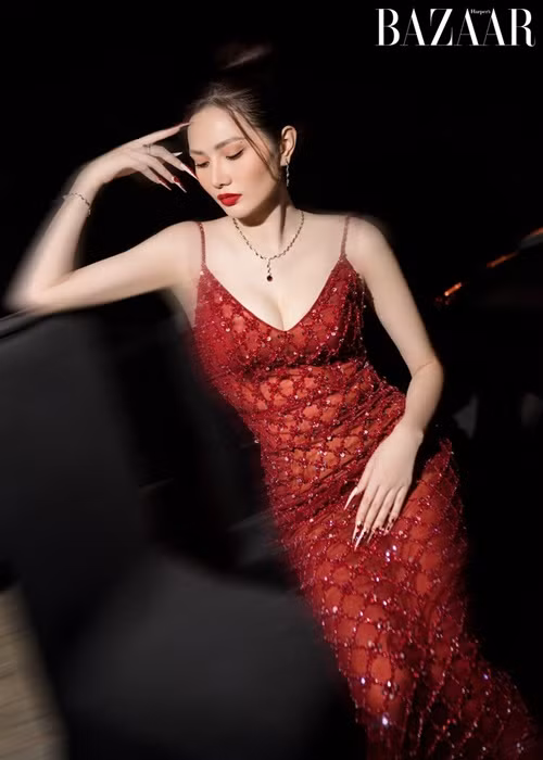 Diệu Linh sở hữu vóc dáng nuột nà, gương mặt khả ái, thu hút người đối diện. Ảnh: bazaarvietnam