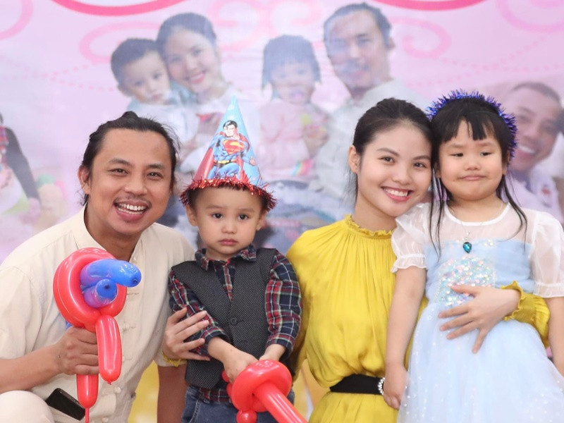 Nam kiện tướng dancesport chia sẻ hình ảnh bên vợ và hai con hồi tháng 1/2022. Ảnh: FBNV