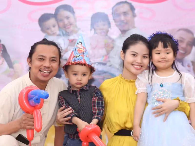 Nam kiện tướng dancesport chia sẻ hình ảnh bên vợ và hai con hồi tháng 1/2022. Ảnh: FBNV