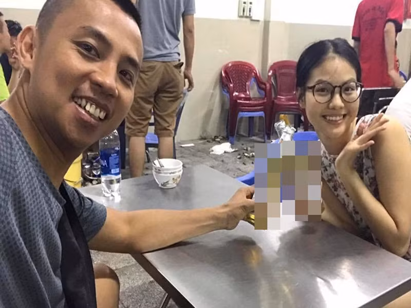 Chia sẻ về cuộc sống hôn nhân, bà xã của Chí Anh cho biết, cô được chồng cưng chiều, yêu thương. Mỗi khi Khánh Linh gặp áp lực, Chí Anh lại mua trà sữa để giúp vợ xả stress. Ảnh: FBNV