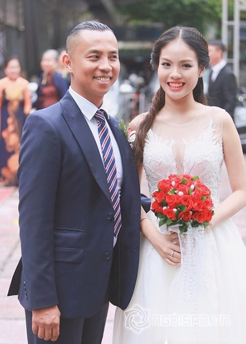 Trong chương trình "Là vợ phải thế" năm 2017, Chí Anh chia sẻ, anh vô tình thấy Khánh Linh tại sân bay. Khi lấy hành lý, Chí Anh mới nhận ra Khánh Linh đi cùng đoàn với các nghệ sĩ mình quen. Chính vì thế, Chí Anh đã liên hệ cô giáo để xin số điện thoại của Khánh Linh với lý do “Anh đang muốn tìm bạn nhảy”. Ảnh: Gia đình Việt Nam