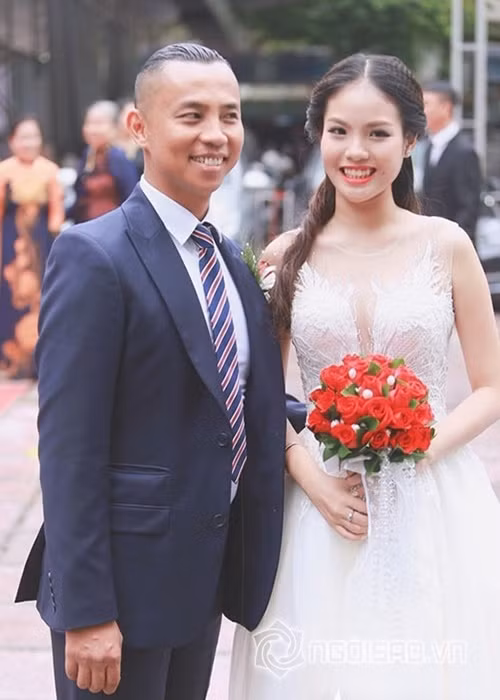 Trong chương trình "Là vợ phải thế" năm 2017, Chí Anh chia sẻ, anh vô tình thấy Khánh Linh tại sân bay. Khi lấy hành lý, Chí Anh mới nhận ra Khánh Linh đi cùng đoàn với các nghệ sĩ mình quen. Chính vì thế, Chí Anh đã liên hệ cô giáo để xin số điện thoại của Khánh Linh với lý do “Anh đang muốn tìm bạn nhảy”. Ảnh: Gia đình Việt Nam