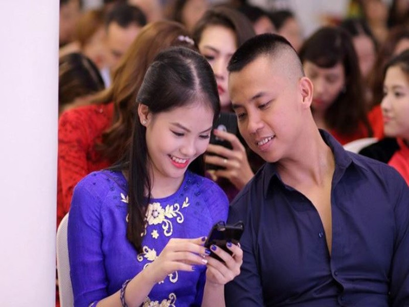 Trong cuộc phỏng vấn với Dân Trí năm 2018, Chí Anh cho biết, nếu có xung đột, vợ chồng anh mỗi người nhịn nhau một chút. Ảnh: Dân Trí