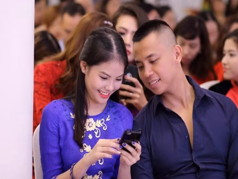 Trong cuộc phỏng vấn với Dân Trí năm 2018, Chí Anh cho biết, nếu có xung đột, vợ chồng anh mỗi người nhịn nhau một chút. Ảnh: Dân Trí