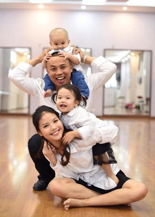Năm 2021, Chí Anh đăng tải loạt ảnh bên vợ con kỷ niệm 5 năm ngày cưới. Ảnh: Vietnamnet