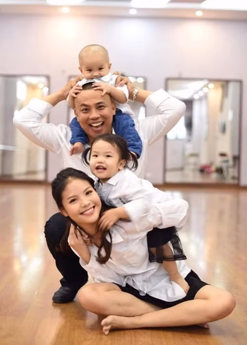 Năm 2021, Chí Anh đăng tải loạt ảnh bên vợ con kỷ niệm 5 năm ngày cưới. Ảnh: Vietnamnet
