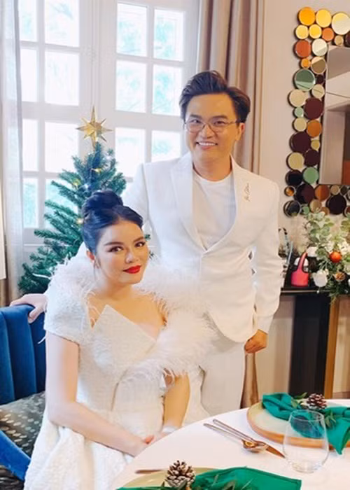 Năm 2019, nam MC bất ngờ tung loạt ảnh bên Lý Nhã Kỳ. Cả hai diện trang phục màu trắng không khác gì cô dâu, chú rể. Thậm chí, Đại Nghĩa còn viết đầy ẩn ý: "Ừ, vậy đó mọi người, chấm dứt đời độc thân nha". Ảnh: FBNV