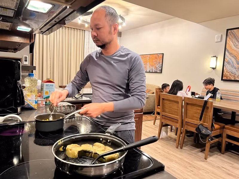 Ông xã của Hồng Ngọc giỏi nấu ăn, chăm con.