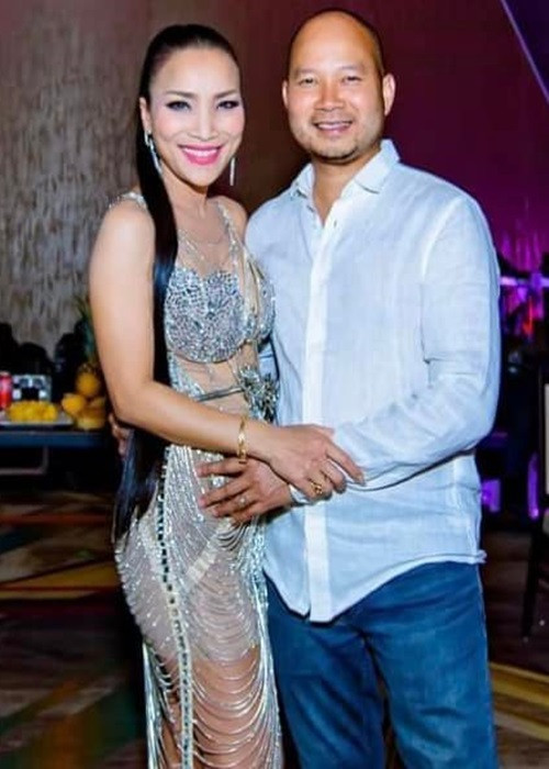 Thomas Tâm không chỉ quản lý công việc của vợ mà còn đảm nhận vai trò tư vấn trang phục, chọn ca khúc.